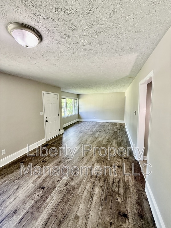 Building Photo - 815 Poplar Dr