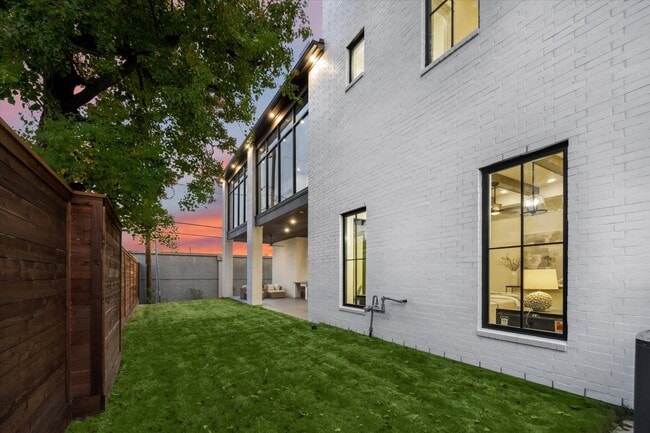 Building Photo - 431 W 30th St