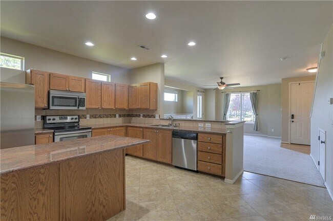 Building Photo - Large Lacey Four Bedroom, Corner Lot, Newl...