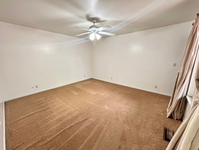 Building Photo - 3069 Lindenwood Dr