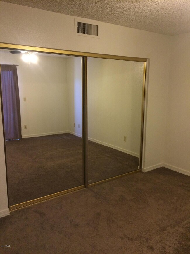 Building Photo - 304 E Bluebell Ln