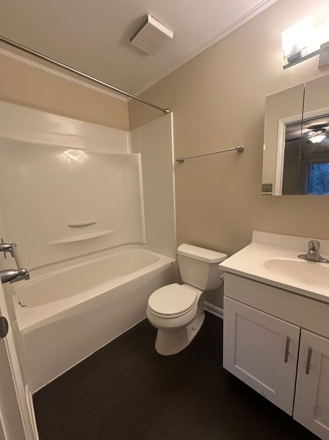 Building Photo - Comfortable Townhouse Near Virginia Tech