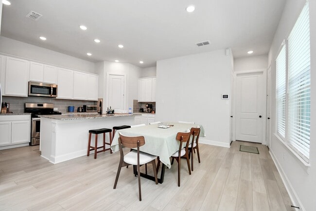 Building Photo - 1538 Park Path Dr