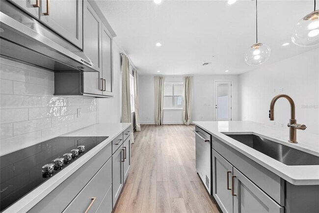 Building Photo - 1856 Crowncrest Dr