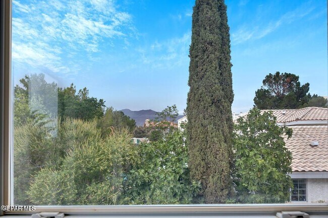 Building Photo - 1121 Regal Ridge Dr