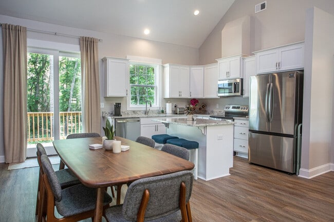 Building Photo - 2202 Elkridge Dr