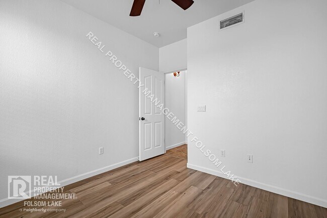 Building Photo - Spacious 4 bedroom 3 bath home in Anatolia