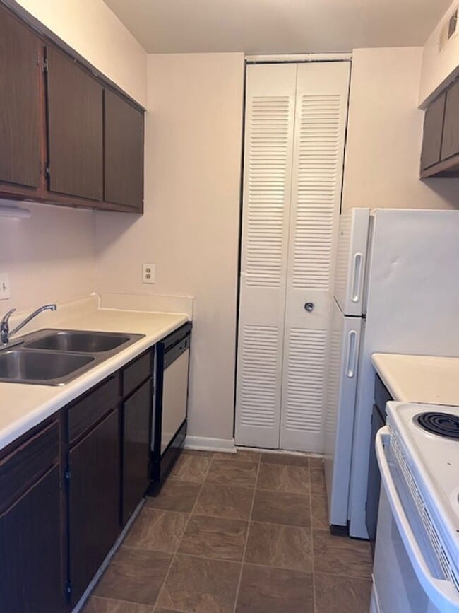 Building Photo - 2 Bedroom Apartment Avaialble!