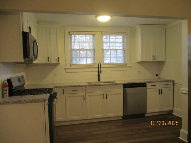 Building Photo - 406 S Rose Ave