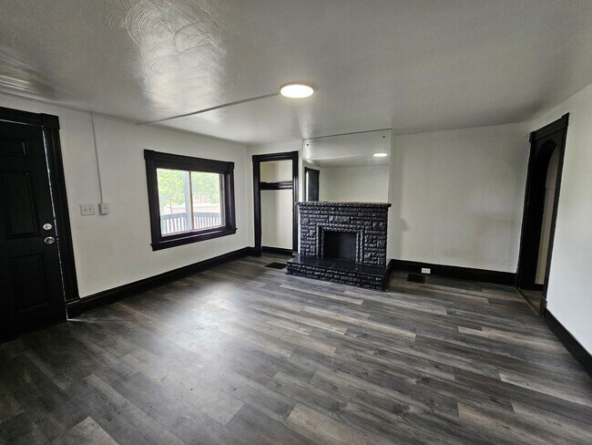 Building Photo - Newly Updated 2 bedroom 1 Bath House for rent!