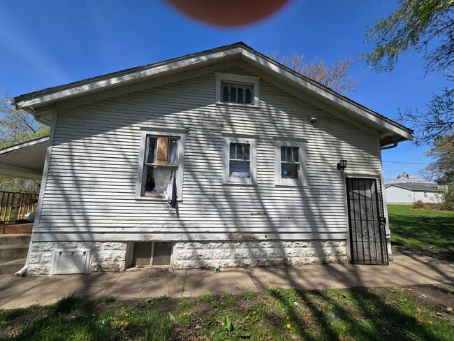 Building Photo - 830 E Rogers Ave