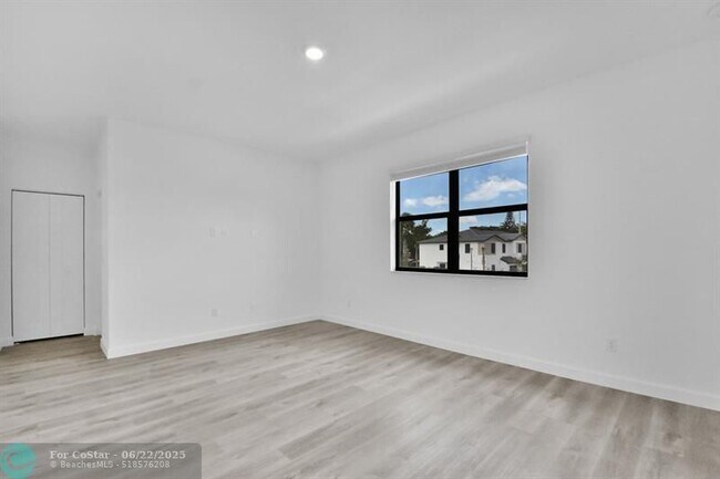 Building Photo - 710 Del Vista Rd