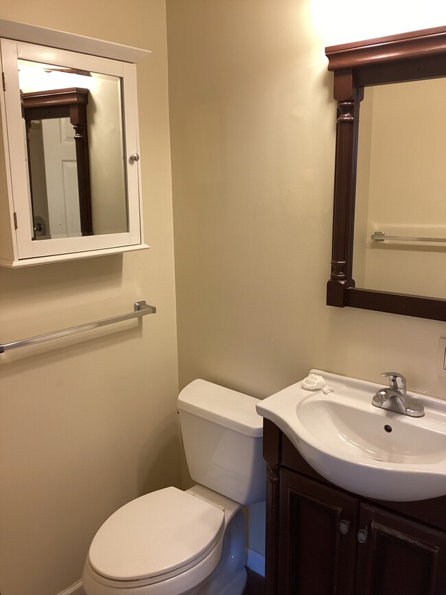 Bathroom 1 - 1116-2 Bradish St