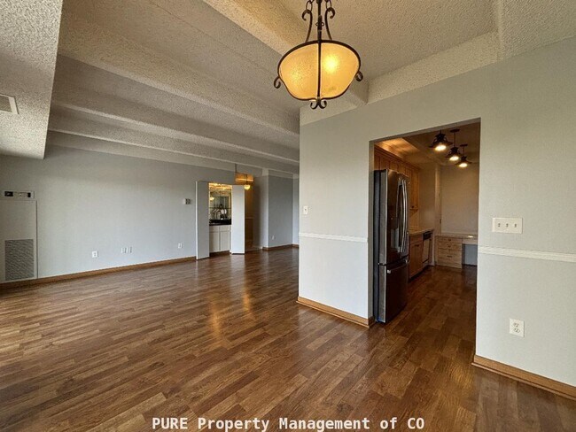 Building Photo - Beautiful 2 bedroom 2 bath condo!  Updated!