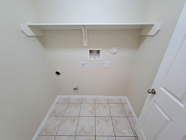 Building Photo - BEAUTIFUL LARGE 1 STORY 3 BEDROOM 2 BATH H...