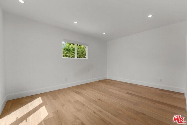 Building Photo - 9005 Rosewood Ave