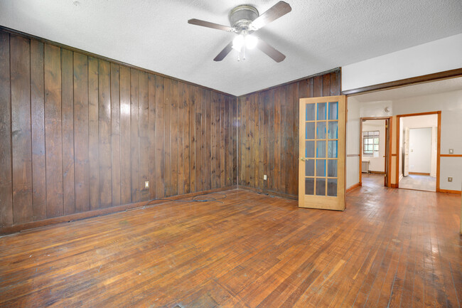 Building Photo - 1221 Raum St NE