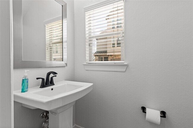 Building Photo - 1507 Peyton Oaks Pl