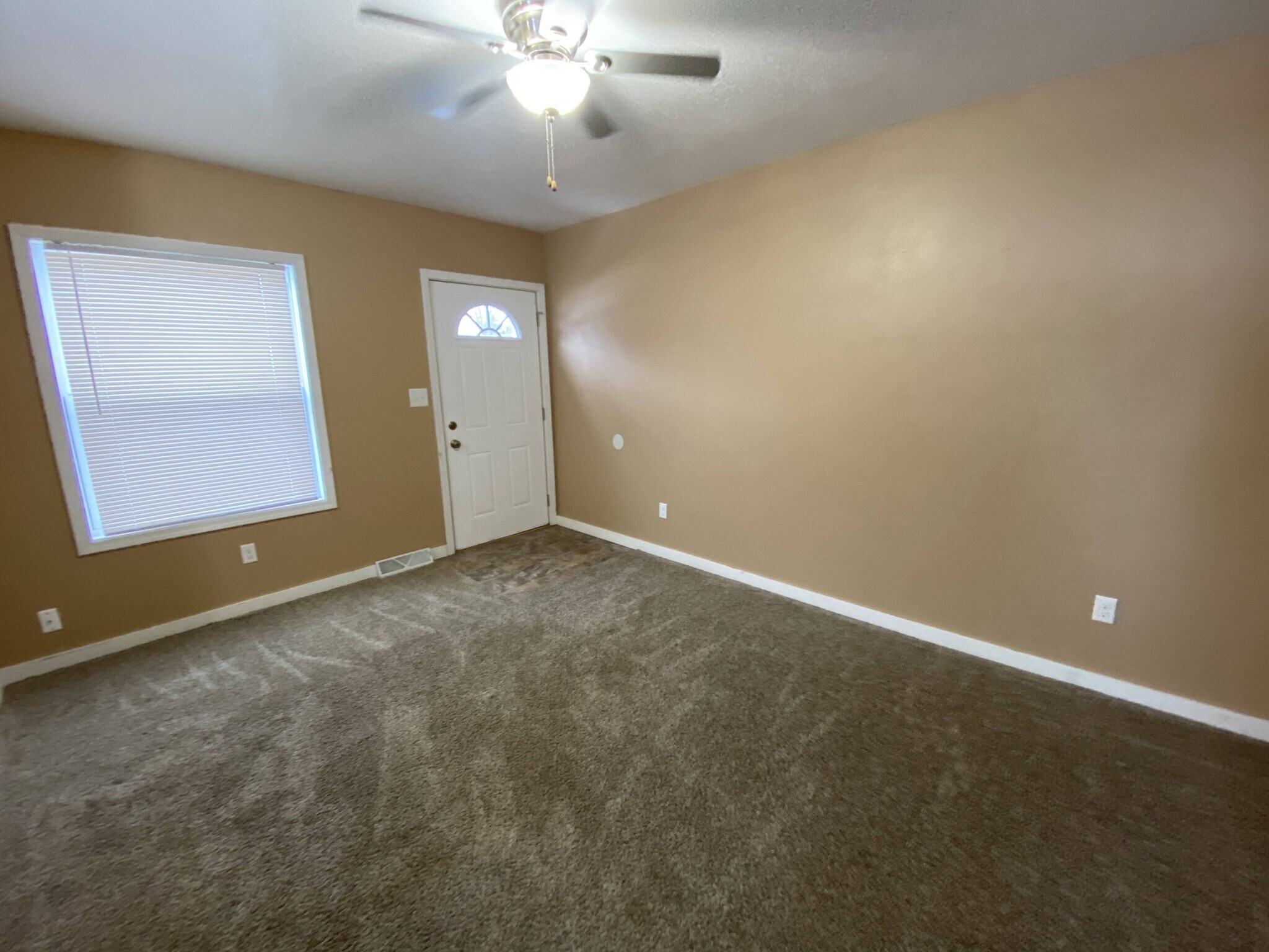 Building Photo - 904 Luster Ln