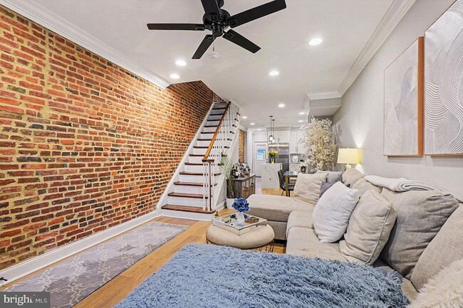 Building Photo - 443 S Robinson St