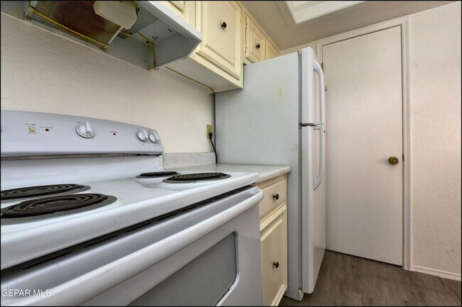Building Photo - 6201 ESCONDIDO Dr