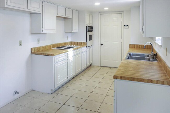 Building Photo - 2802 Heritage Bend Dr