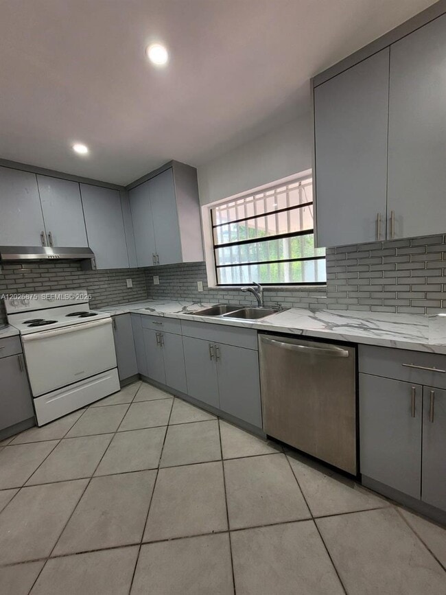 Building Photo - 2438 SW 109th Ct