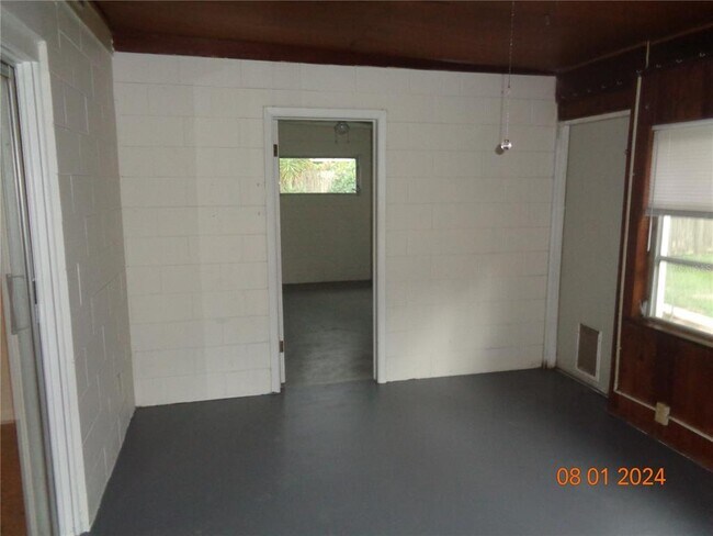 Building Photo - 508 Camelia Ln
