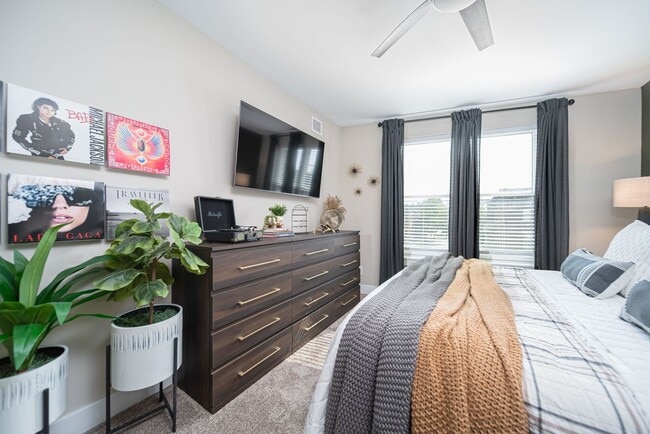 Building Photo - Fully Furnished 1 Bedroom in the heart of ...