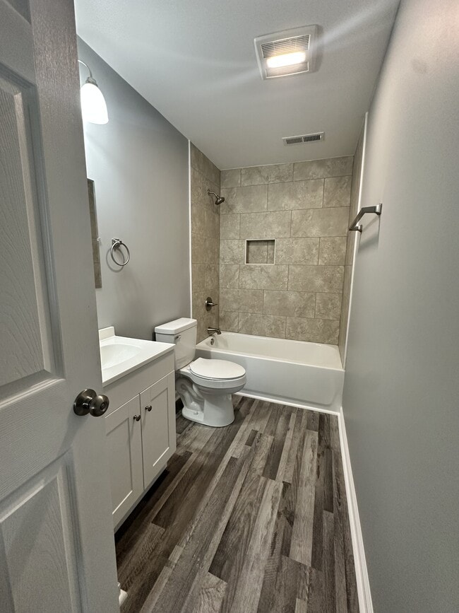 Building Photo - 208 E 17th St