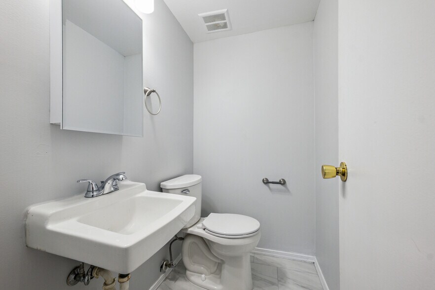 Building Photo - 16713 Bel Ray Blvd