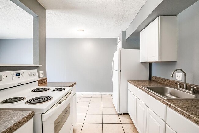 Building Photo - 2215 Mission Hill Dr