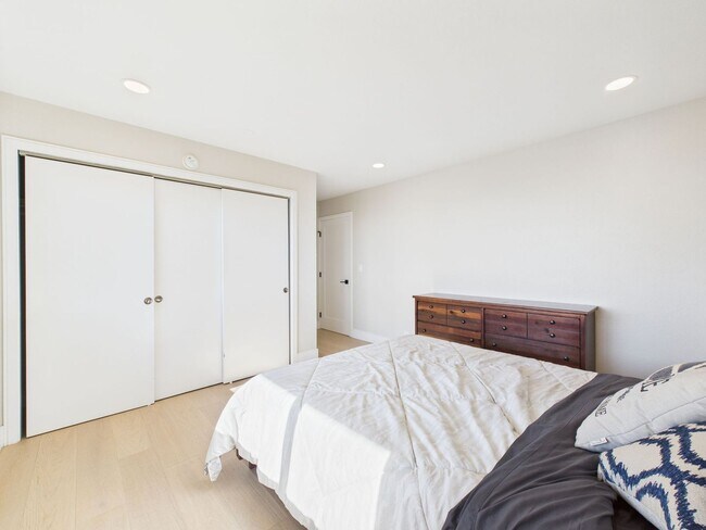 Building Photo - 3325 Brunell Dr