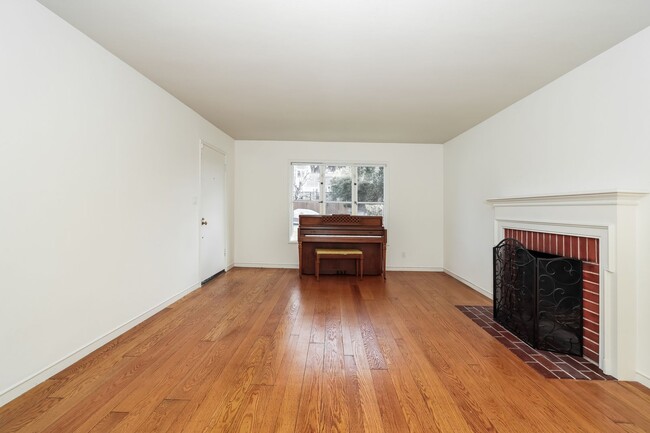 Building Photo - 3 Bedroom Home In Kensington!