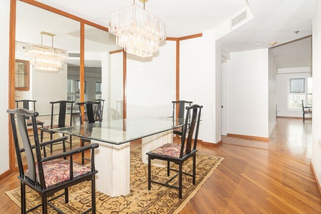 Building Photo - Spacious Condo in the Heart of Honolulu