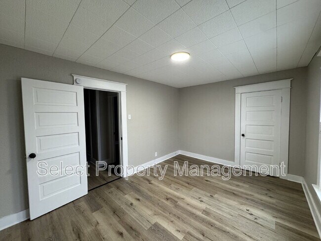 Building Photo - 930 3rd St