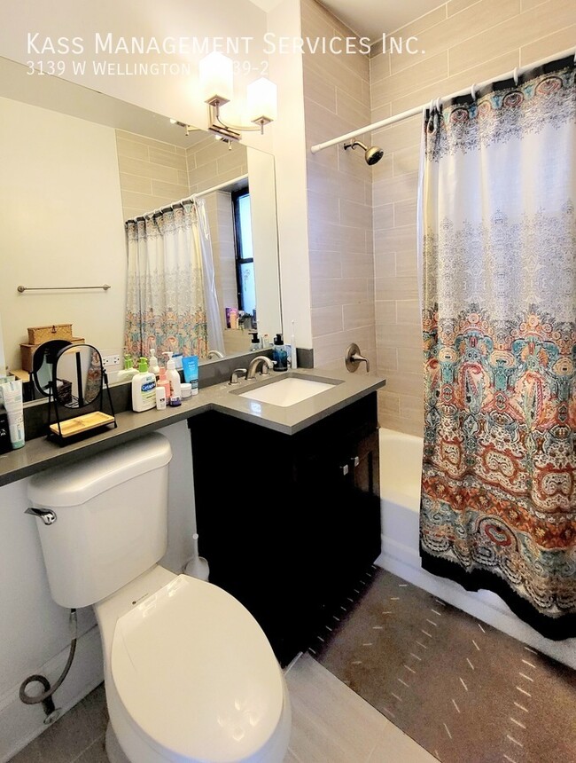 Building Photo - Pet Friendly Logan Square 2 Bed with In Un...