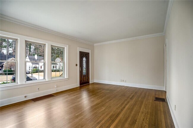 Building Photo - 2918 N Hills Dr NE