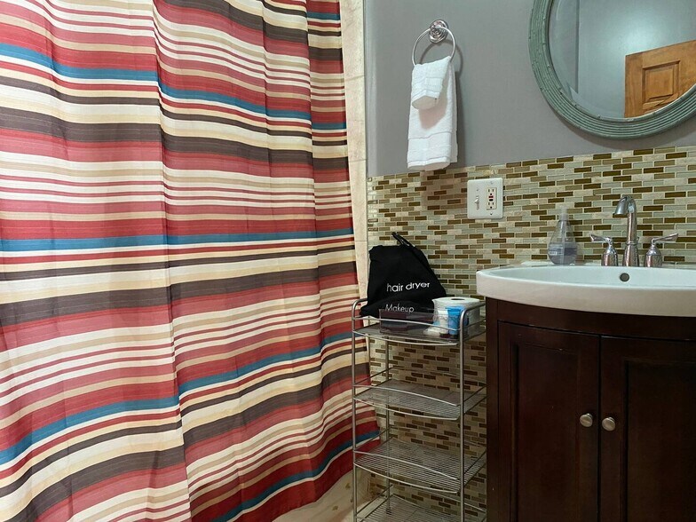 Building Photo - 419 E Oakwood Blvd