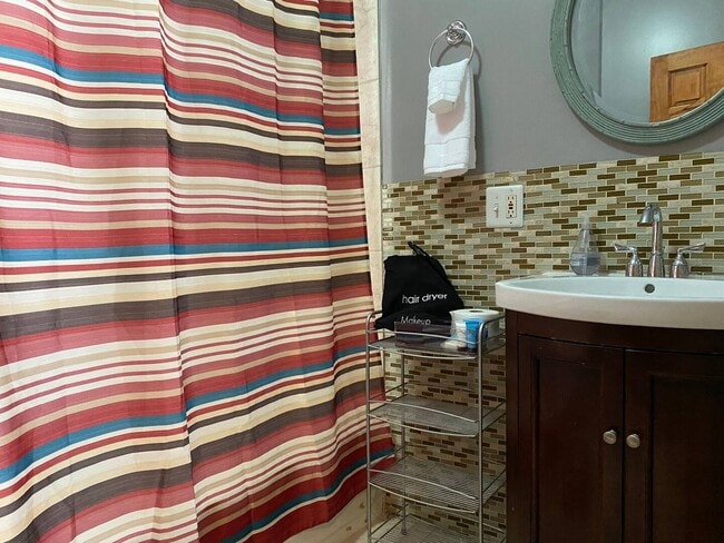 Building Photo - 419 E Oakwood Blvd