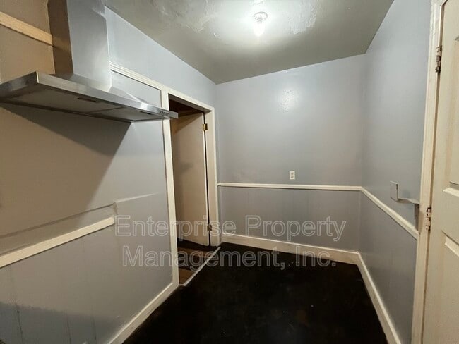 Building Photo - 1848 Woodburn Dr