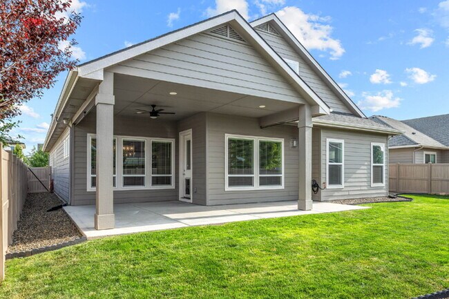 Building Photo - Beautiful split bedroom floorplan in the Sky Mesa Community!