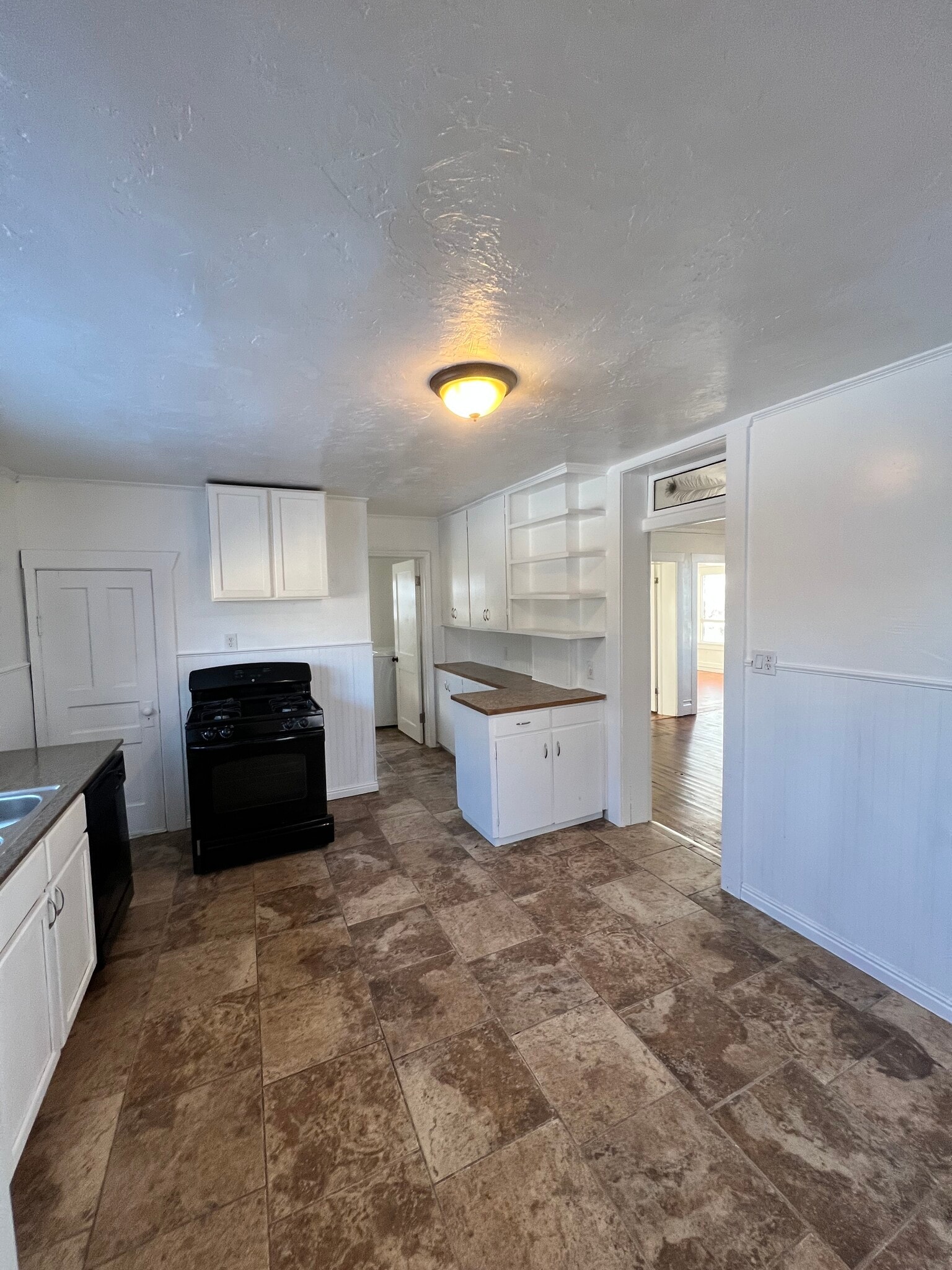 Building Photo - 749 Park Dr