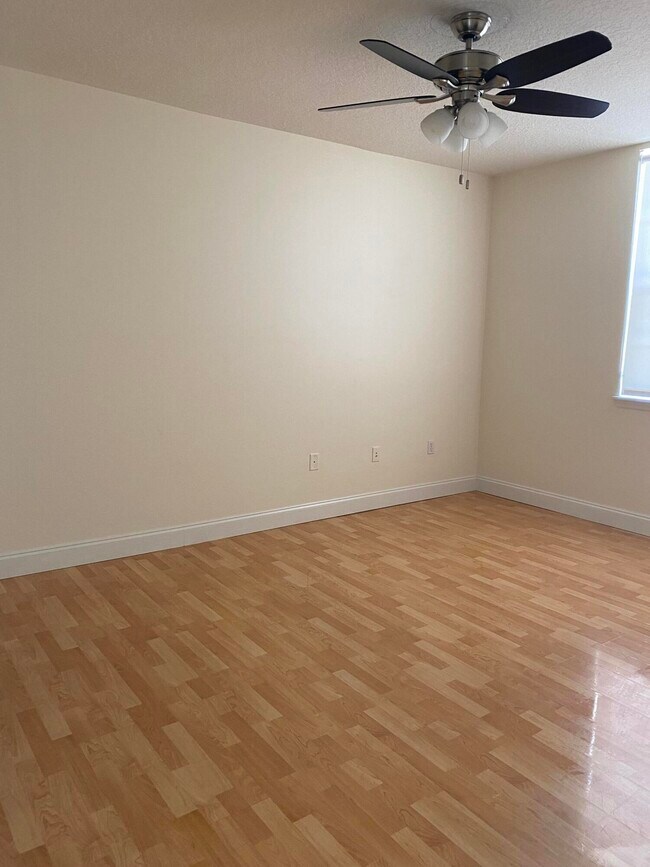 Building Photo - 580 S Sapodilla Ave