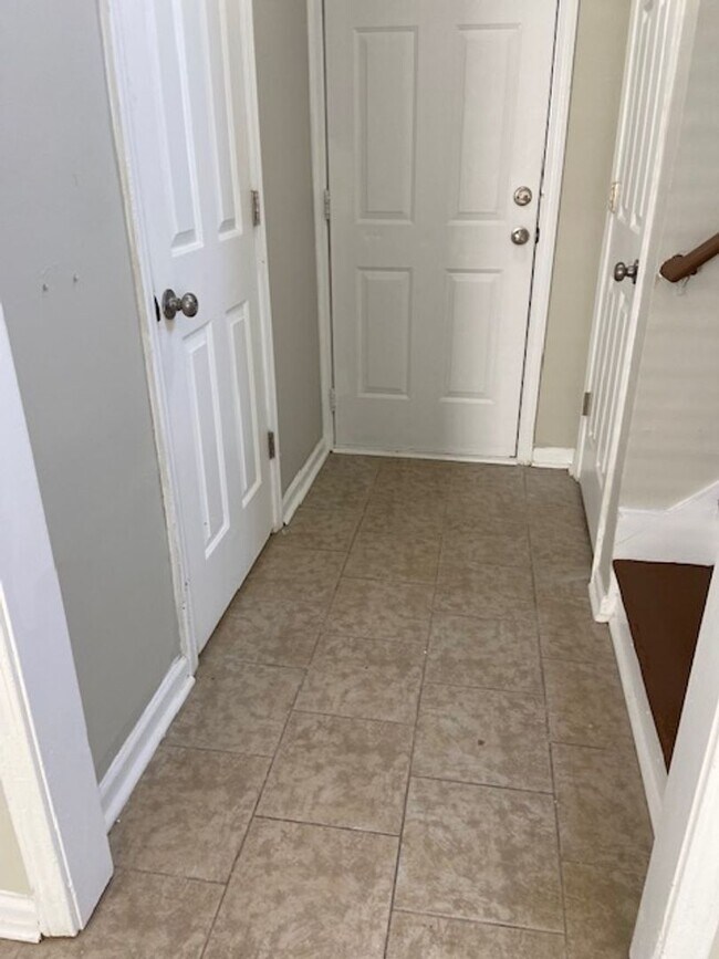 Building Photo - Spacious Town-home!
