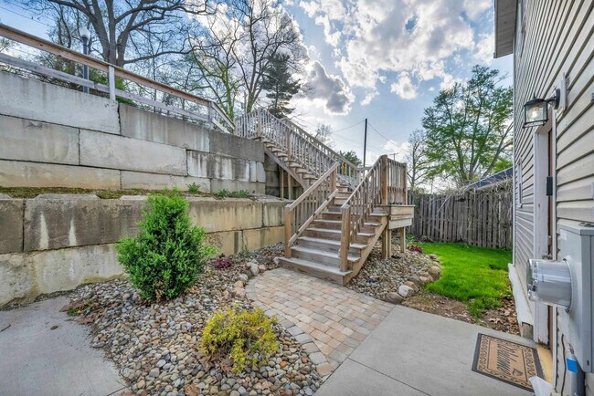 Building Photo - 829 Portage Lakes Drive