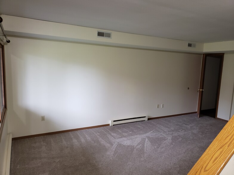 Ground floor bedroom/room - 37 4th Ave