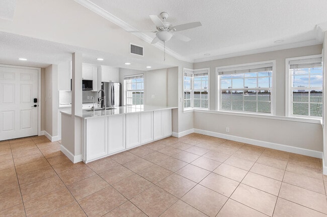 Building Photo - 1060 Lake Shore Dr