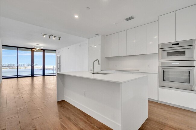 Building Photo - 700 NE 24th St