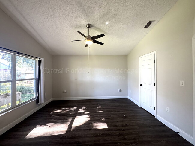 Building Photo - 402 Lark Ct